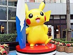 ららぽーとTOKYO-BAYに「でっかい！　なみのりピカチュウ」が登場。10匹のピカチュウ達が，除幕式をお祝い