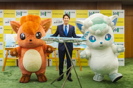 画像ギャラリー No.009のサムネイル画像 / ポケモンのアローラロコンとロコンをデザインした「ロコンジェット北海道」が12月1日より就航。機内や紙コップもオリジナルデザインに