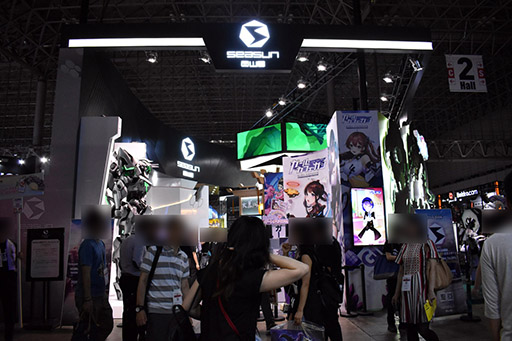 画像ギャラリー No.001のサムネイル画像 / ［TGS 2019］配信日が間近に迫った「ガール・カフェ・ガン」を試遊機で体験。ブース内では大型タッチパネルで好きなヒロインとのデートも実現!?