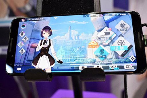 画像ギャラリー No.002のサムネイル画像 / ［TGS 2019］配信日が間近に迫った「ガール・カフェ・ガン」を試遊機で体験。ブース内では大型タッチパネルで好きなヒロインとのデートも実現!?