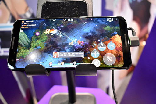 画像ギャラリー No.005のサムネイル画像 / ［TGS 2019］配信日が間近に迫った「ガール・カフェ・ガン」を試遊機で体験。ブース内では大型タッチパネルで好きなヒロインとのデートも実現!?