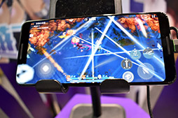 画像ギャラリー No.006のサムネイル画像 / ［TGS 2019］配信日が間近に迫った「ガール・カフェ・ガン」を試遊機で体験。ブース内では大型タッチパネルで好きなヒロインとのデートも実現!?