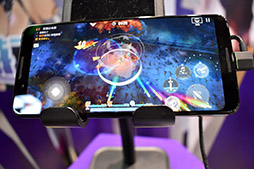 画像ギャラリー No.007のサムネイル画像 / ［TGS 2019］配信日が間近に迫った「ガール・カフェ・ガン」を試遊機で体験。ブース内では大型タッチパネルで好きなヒロインとのデートも実現!?