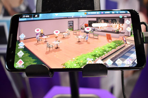 画像ギャラリー No.008のサムネイル画像 / ［TGS 2019］配信日が間近に迫った「ガール・カフェ・ガン」を試遊機で体験。ブース内では大型タッチパネルで好きなヒロインとのデートも実現!?