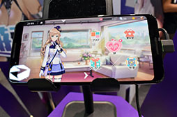 画像ギャラリー No.009のサムネイル画像 / ［TGS 2019］配信日が間近に迫った「ガール・カフェ・ガン」を試遊機で体験。ブース内では大型タッチパネルで好きなヒロインとのデートも実現!?