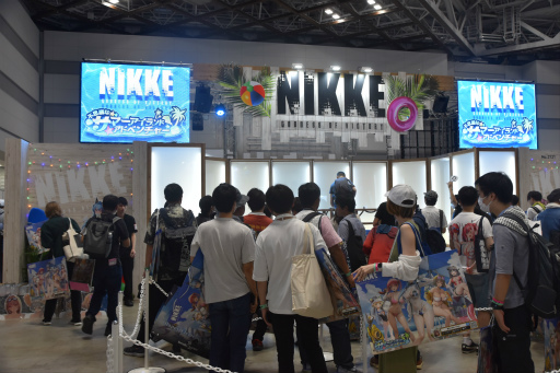 画像ギャラリー No.001のサムネイル画像 / 「勝利の女神:NIKKE」ブースはリアル10連ガチャが熱かった! コミックマーケット102会場を彩った広告も一挙紹介