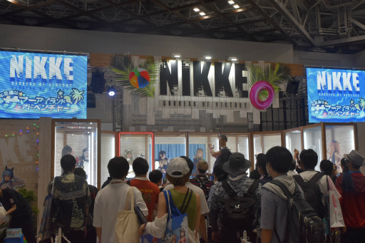 画像ギャラリー No.002のサムネイル画像 / 「勝利の女神:NIKKE」ブースはリアル10連ガチャが熱かった! コミックマーケット102会場を彩った広告も一挙紹介