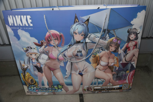 画像ギャラリー No.009のサムネイル画像 / 「勝利の女神:NIKKE」ブースはリアル10連ガチャが熱かった! コミックマーケット102会場を彩った広告も一挙紹介
