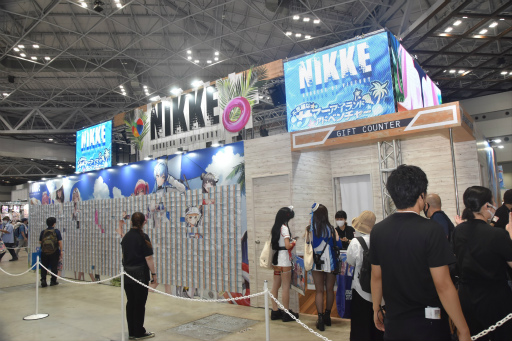 画像ギャラリー No.013のサムネイル画像 / 「勝利の女神:NIKKE」ブースはリアル10連ガチャが熱かった! コミックマーケット102会場を彩った広告も一挙紹介