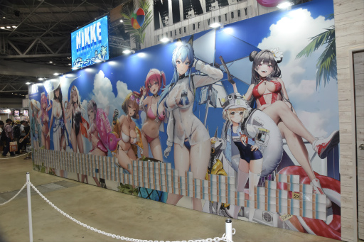 画像ギャラリー No.015のサムネイル画像 / 「勝利の女神:NIKKE」ブースはリアル10連ガチャが熱かった! コミックマーケット102会場を彩った広告も一挙紹介