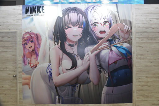 画像ギャラリー No.018のサムネイル画像 / 「勝利の女神:NIKKE」ブースはリアル10連ガチャが熱かった! コミックマーケット102会場を彩った広告も一挙紹介