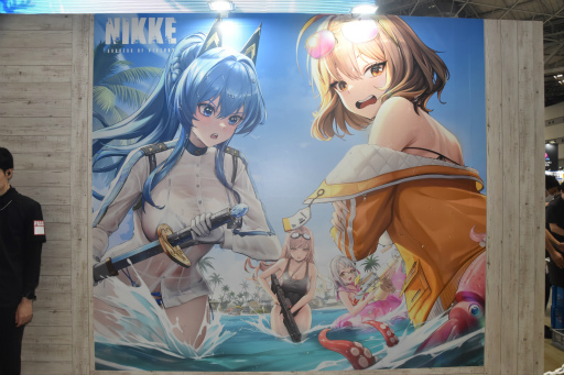 画像ギャラリー No.019のサムネイル画像 / 「勝利の女神:NIKKE」ブースはリアル10連ガチャが熱かった! コミックマーケット102会場を彩った広告も一挙紹介