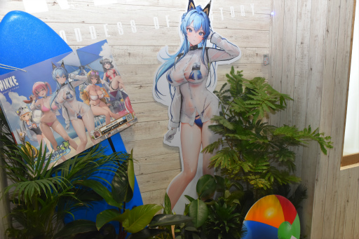 画像ギャラリー No.021のサムネイル画像 / 「勝利の女神:NIKKE」ブースはリアル10連ガチャが熱かった! コミックマーケット102会場を彩った広告も一挙紹介