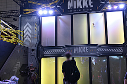 画像ギャラリー No.002のサムネイル画像 / 「勝利の女神：NIKKE」リアル10連ガチャは今年も人気！ステージではコスプレイヤーの撮影会も。Level Infiniteブースレポート［TGS2024］