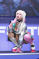 画像ギャラリー No.005のサムネイル画像 / 「勝利の女神：NIKKE」リアル10連ガチャは今年も人気！ステージではコスプレイヤーの撮影会も。Level Infiniteブースレポート［TGS2024］