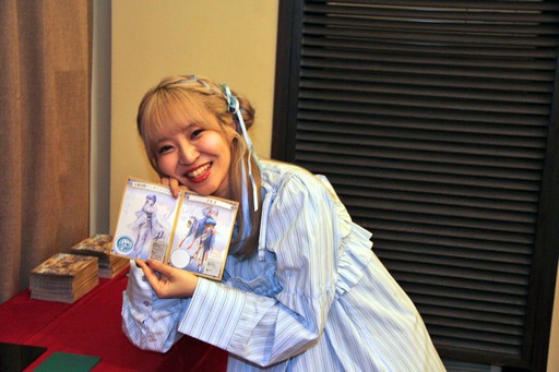 画像ギャラリー No.007のサムネイル画像 / 「勝利の女神：NIKKE」が京都各地をめぐる街歩き企画を開始。黄色に染まるタワーの前で声優らが参加を呼びかけた