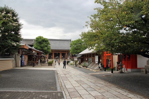 画像ギャラリー No.009のサムネイル画像 / 「勝利の女神：NIKKE」が京都各地をめぐる街歩き企画を開始。黄色に染まるタワーの前で声優らが参加を呼びかけた