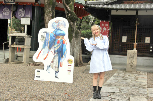 画像ギャラリー No.012のサムネイル画像 / 「勝利の女神：NIKKE」が京都各地をめぐる街歩き企画を開始。黄色に染まるタワーの前で声優らが参加を呼びかけた