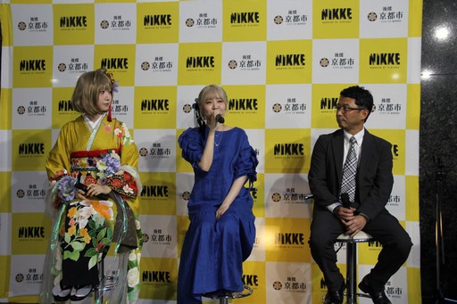 画像ギャラリー No.021のサムネイル画像 / 「勝利の女神：NIKKE」が京都各地をめぐる街歩き企画を開始。黄色に染まるタワーの前で声優らが参加を呼びかけた