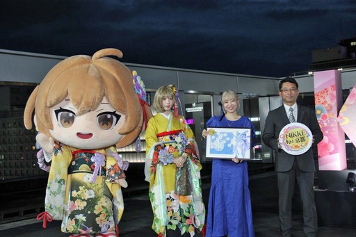 画像ギャラリー No.024のサムネイル画像 / 「勝利の女神：NIKKE」が京都各地をめぐる街歩き企画を開始。黄色に染まるタワーの前で声優らが参加を呼びかけた