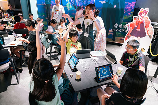 画像ギャラリー No.003のサムネイル画像 / 「雀魂」,小学生向けの無料麻雀教室を8月24日に都内で開催。小林 剛プロ,日向藍子プロらを招待し,麻雀講座や対局指導を実施