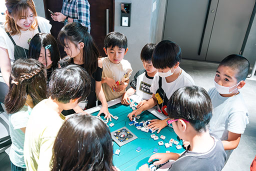 画像ギャラリー No.005のサムネイル画像 / 「雀魂」,小学生向けの無料麻雀教室を8月24日に都内で開催。小林 剛プロ,日向藍子プロらを招待し,麻雀講座や対局指導を実施