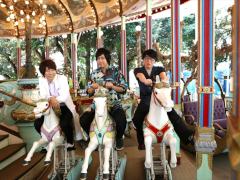 羽多野さんらが100年以上の歴史を持つ回転木馬を堪能！　移動遊園地を舞台にした「幻想マネージュ」初イベントをレポート