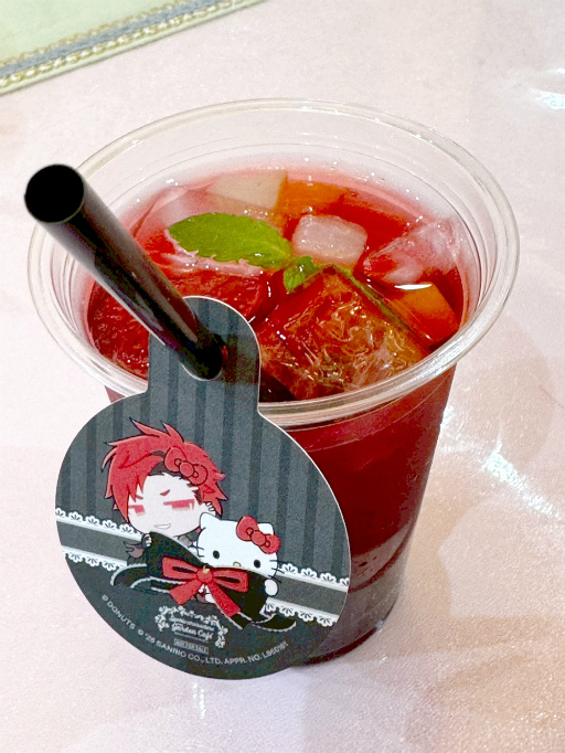画像ギャラリー No.008のサムネイル画像 / ブラスタ×サンリオの夢のコラボカフェ開催中！　ハローキティが推しキャストの誕生日をお祝い