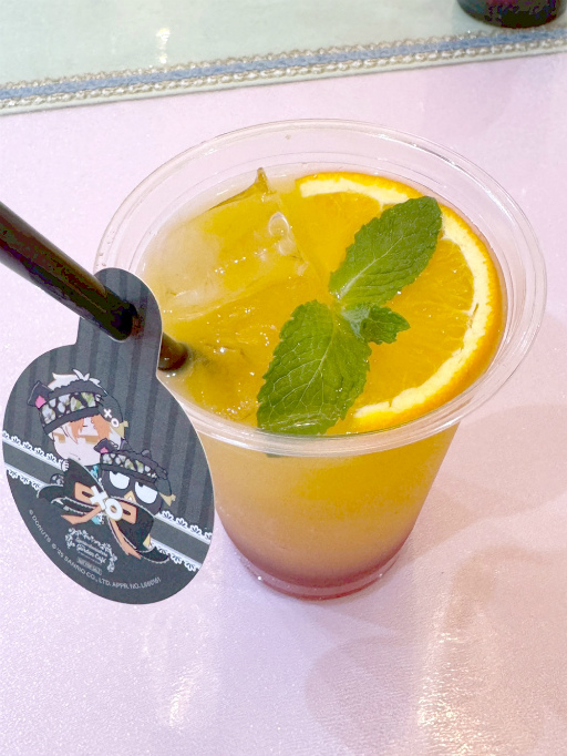 画像ギャラリー No.009のサムネイル画像 / ブラスタ×サンリオの夢のコラボカフェ開催中！　ハローキティが推しキャストの誕生日をお祝い
