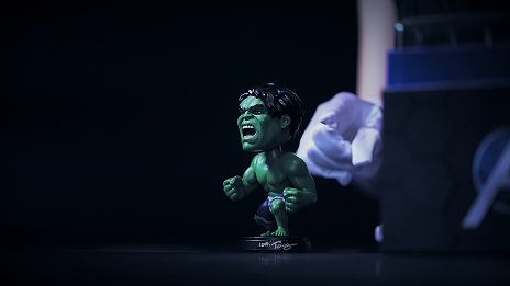 画像ギャラリー No.006のサムネイル画像 / 「Marvel's Avengers」，リアッセンブルエディションの開封動画が公開。篠崎こころさんがグッズを紹介