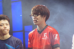 画像ギャラリー No.003のサムネイル画像 / ［TGS 2019］HUNT選手＆にこちゃん選手がプロゲーマー同士のドリームマッチを制す。一遊入魂「CoD：MW」ステージをレポート