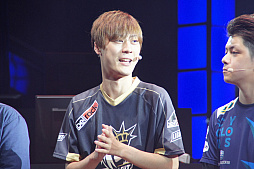 画像ギャラリー No.005のサムネイル画像 / ［TGS 2019］HUNT選手＆にこちゃん選手がプロゲーマー同士のドリームマッチを制す。一遊入魂「CoD：MW」ステージをレポート