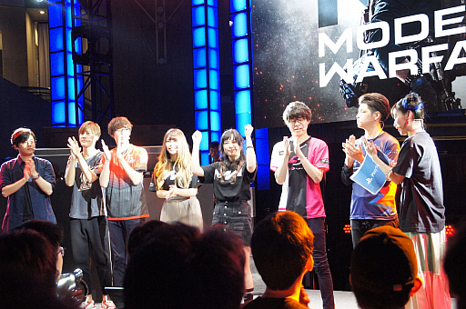 画像ギャラリー No.013のサムネイル画像 / ［TGS 2019］HUNT選手＆にこちゃん選手がプロゲーマー同士のドリームマッチを制す。一遊入魂「CoD：MW」ステージをレポート