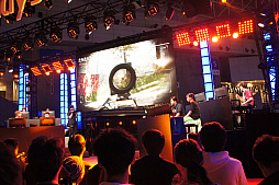 画像ギャラリー No.014のサムネイル画像 / ［TGS 2019］HUNT選手＆にこちゃん選手がプロゲーマー同士のドリームマッチを制す。一遊入魂「CoD：MW」ステージをレポート