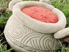 「ELDEN RING」より「鉄拳アレキサンダー」ぬいぐるみの国内向け販売が決定。体や蓋の模様は刺繍で再現，腕は針金入りで動かせる