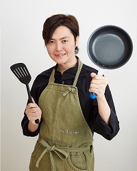 画像ギャラリー No.003のサムネイル画像 / 料理研究家・リュウジさんがマーボーカレーを作る「テイルズ オブ アライズ」とのコラボ動画が公開。実食後には体験版の実機プレイも披露