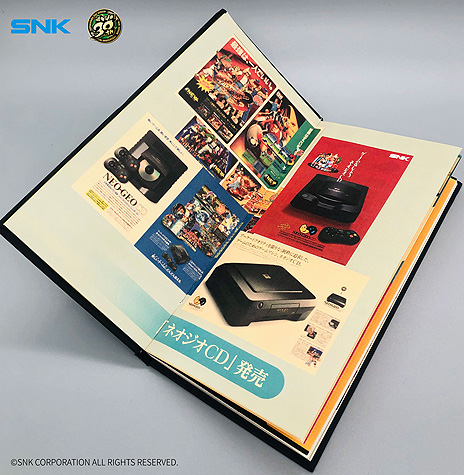 画像ギャラリー No.009のサムネイル画像 / 「NEOGEO Arcade Stick Pro クリスマス限定セット」の予約受付が本日開始。特典「NEOGEO 30周年記念アルバム」のビジュアルも公開