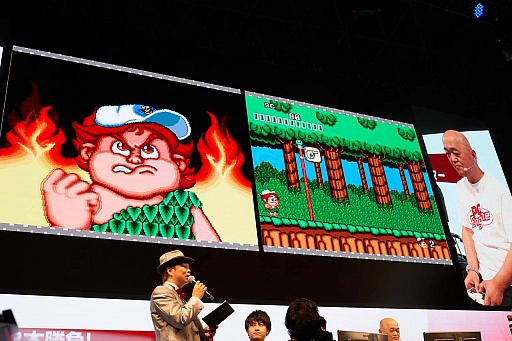 画像ギャラリー No.001のサムネイル画像 / ［TGS 2019］高橋名人が，吉本初のプロゲーマーを情け容赦なく粉砕するPCエンジンmini のステージイベントを，少年時代に戻って眺めた