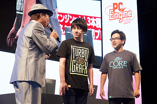 画像ギャラリー No.002のサムネイル画像 / ［TGS 2019］高橋名人が，吉本初のプロゲーマーを情け容赦なく粉砕するPCエンジンmini のステージイベントを，少年時代に戻って眺めた