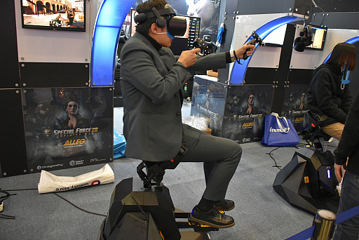 画像ギャラリー No.001のサムネイル画像 / ［G-Star 2019］“足漕ぎでの移動”とFPSの相性は？　「SPECIAL FORCE VR: INFINITY WAR」をVR拡張デバイス「Alleg」で体験