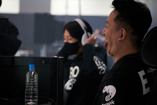 画像ギャラリー No.041のサムネイル画像 / 「THE KING OF FIGHTERS XV」部門フォトレポート。Xiaohai選手が圧倒的実力で完全勝利を成し遂げる［EVO Japan 2023］