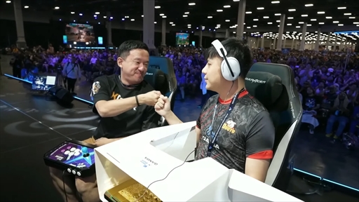 画像ギャラリー No.003のサムネイル画像 / ［EVO2023］「KOF15」部門優勝は中国のシャオハイ選手。同部門において日米のEVOを制する偉業を成し遂げる