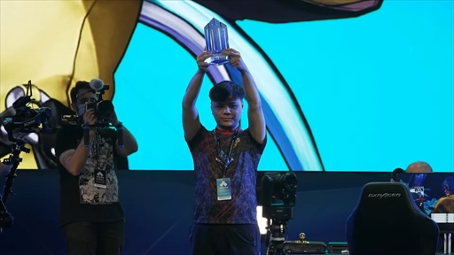 画像ギャラリー No.004のサムネイル画像 / ［EVO2023］「KOF15」部門優勝は中国のシャオハイ選手。同部門において日米のEVOを制する偉業を成し遂げる