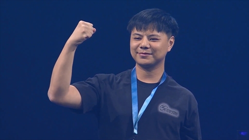 画像ギャラリー No.003のサムネイル画像 / ［EVO2024］「THE KING OF FIGHTERS XV」部門の優勝はXiaohai選手。決勝戦はET選手相手に圧巻の強さを見せ，無敗優勝を成し遂げた
