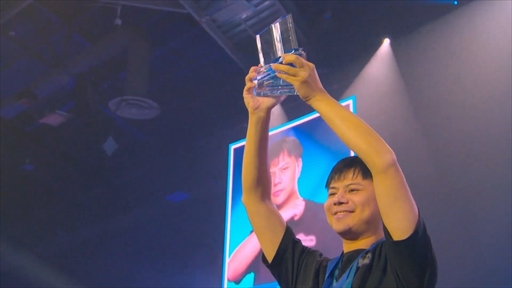 画像ギャラリー No.005のサムネイル画像 / ［EVO2024］「THE KING OF FIGHTERS XV」部門の優勝はXiaohai選手。決勝戦はET選手相手に圧巻の強さを見せ，無敗優勝を成し遂げた