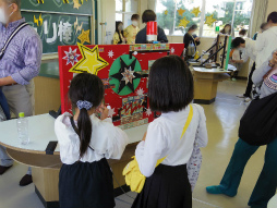 画像ギャラリー No.033のサムネイル画像 / プロセカのリアルイベント“神山高校文化祭”レポート。わたあめやイカ焼き,お化け屋敷から演劇までゲーム内イベントを完全再現