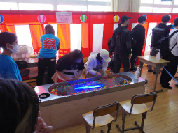 画像ギャラリー No.053のサムネイル画像 / プロセカのリアルイベント“神山高校文化祭”レポート。わたあめやイカ焼き,お化け屋敷から演劇までゲーム内イベントを完全再現
