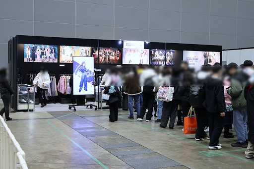 画像ギャラリー No.041のサムネイル画像 / 「プロジェクトセカイ」実在感が向上した3DCGライブをレポート。初音ミクや巡音ルカ，作中に登場する音楽ユニットのメンバーが等身大の姿で歌う！