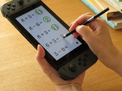 「脳を鍛える大人のNintendo Switchトレーニング」を紹介。頭と手を同時に使う楽しさや，継続が力に変わる感覚が得られる「脳トレ」最新作