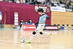 画像ギャラリー No.003のサムネイル画像 / 「フットサルボーイズ!!!!!」，アニメ放送記念の大型広告が新宿駅に登場